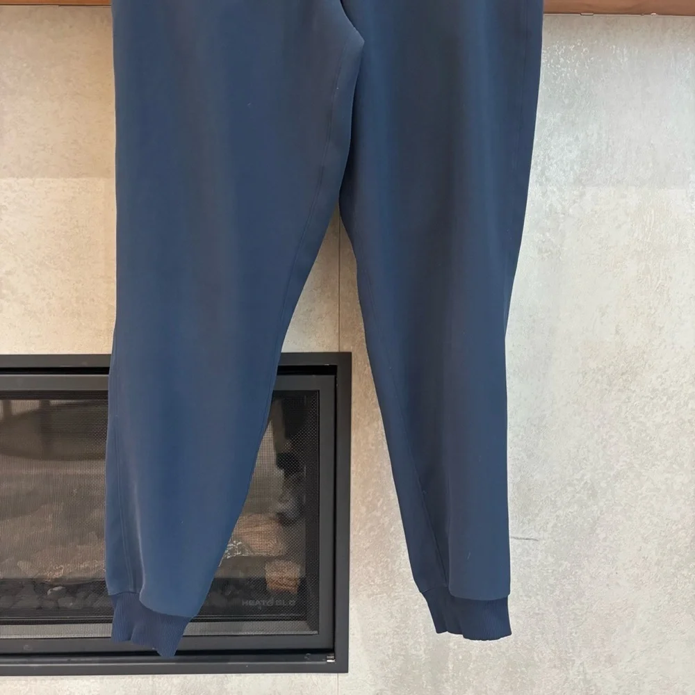 Lululemon On The Fly Jogger,‎ Size 8